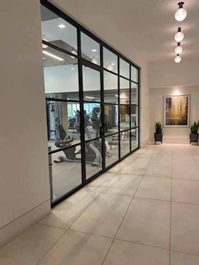 Building Photo - High Rise Condo Living at Its Best!!!!