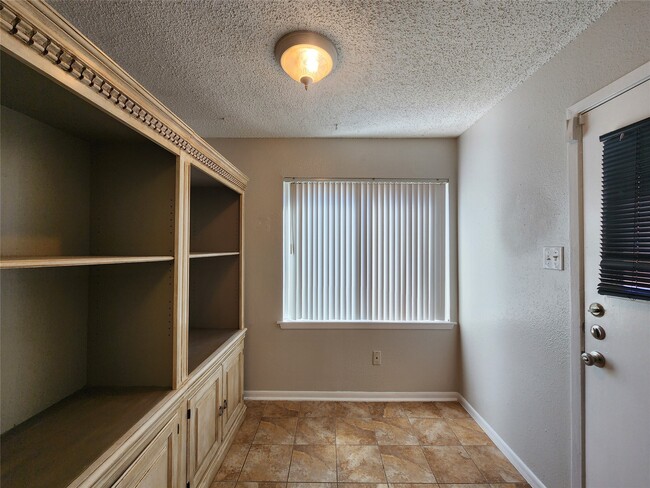 Building Photo - 17742 Kings Park Ln