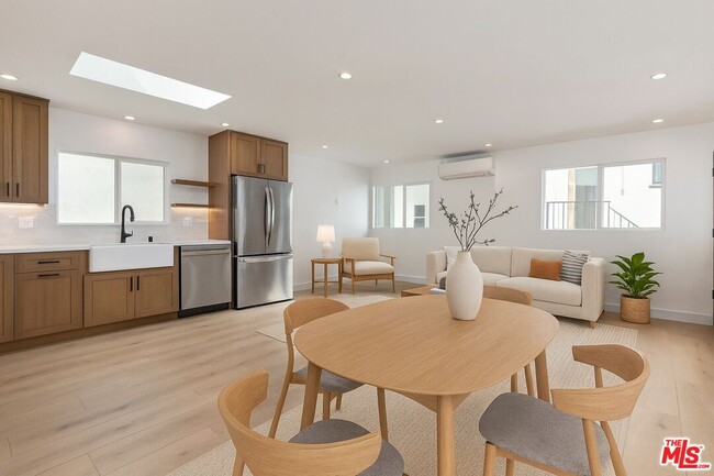 Building Photo - 3431 Edgehill Dr