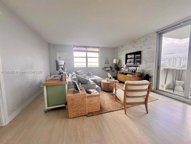 Building Photo - 5 Island Ave