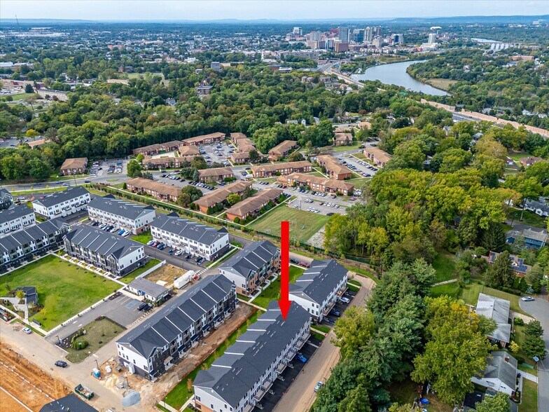 Building Photo - 624 Sadie Cir