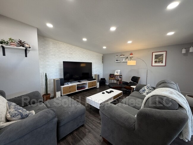 Building Photo - 3143 Green Valley Rd