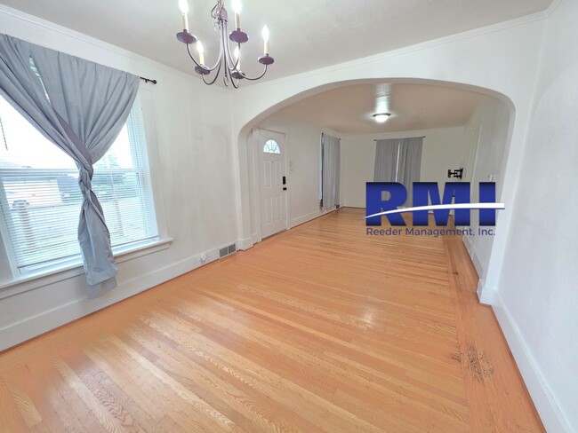 Building Photo - 2 Bedroom Oasis