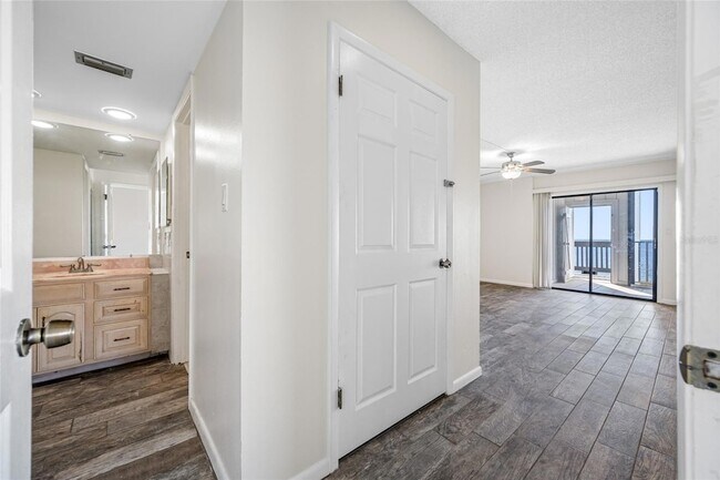 Building Photo - 828 Bahia Del Sol Dr