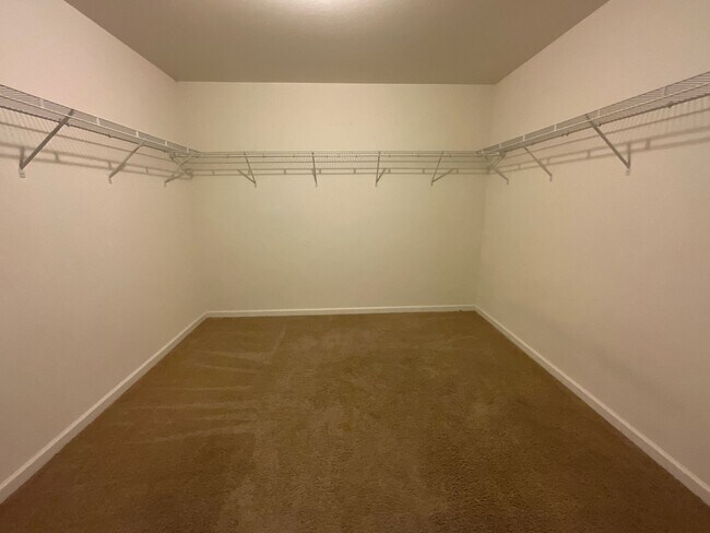 Building Photo - Large 5 bedroom home in Established Neighborhood ready to rent!