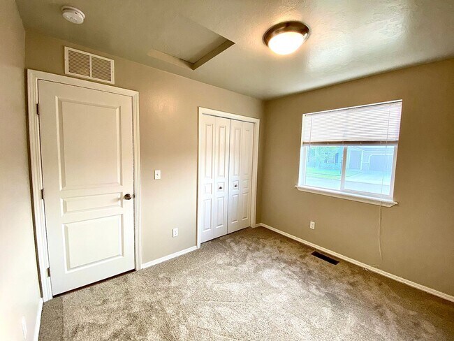 Building Photo - 4 Bedroom + Bonus with 2 baths available 8/22