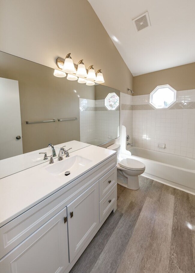 Building Photo - Stunning 5 Bedroom, 3.5 Bath Remodeled Hom...