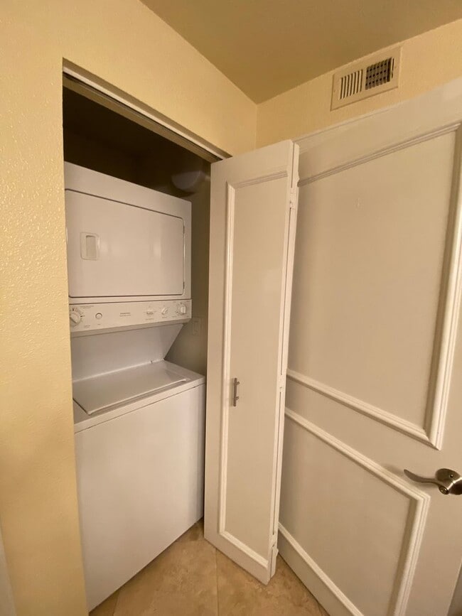 Building Photo - Discover Your New Home! Spacious 1-Bedroom Condo Near the Las Vegas Strip