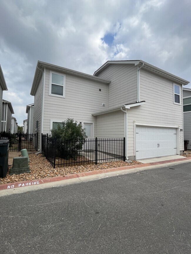 Building Photo - 10829 Emerick St