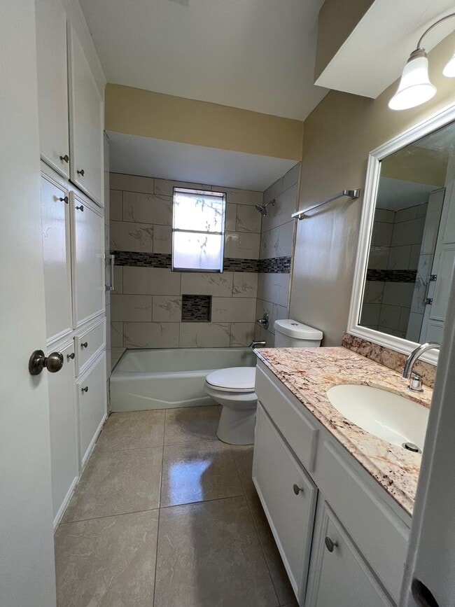 Building Photo - Really spacious 4bed/2bath single family home