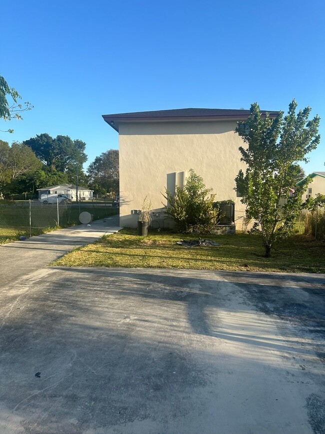 Building Photo - 4 Bedroom Duplex in Miami