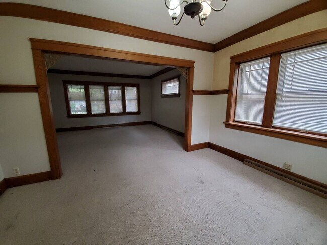 Building Photo - Immaculate 4 Bedroom Single Family with Central AC and Detached Garage, parking lane, and Large B...
