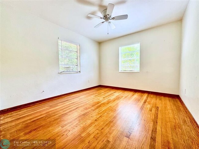 Building Photo - 311 NE 48th Ct