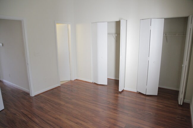 Building Photo - Cozzy townhome ready for you!