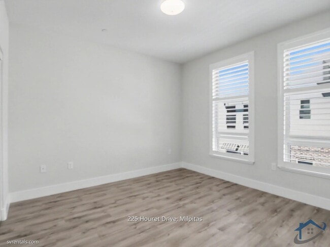 Building Photo - 225 Houret Dr