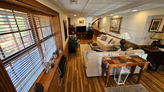 Building Photo - $1,900 - 2 Bedroom 1 Bathroom Gorgeous Fur...