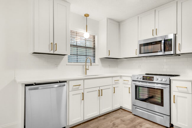Building Photo - 6572 Bass Ln