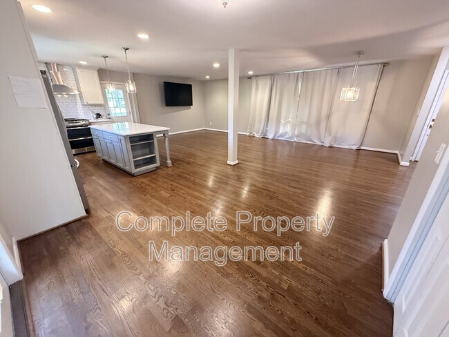 Building Photo - 3153 Woodhaven Dr