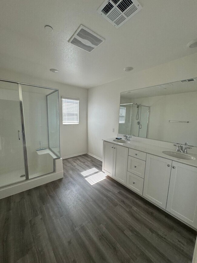 Building Photo - THIS HOME COMES WITH AN ADU