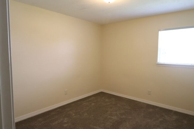 Building Photo - 4 bedroom..3 bath split level home for ren...