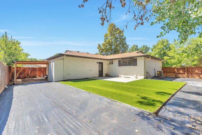 Low maintenance rear yard - 10 S Busch Ln