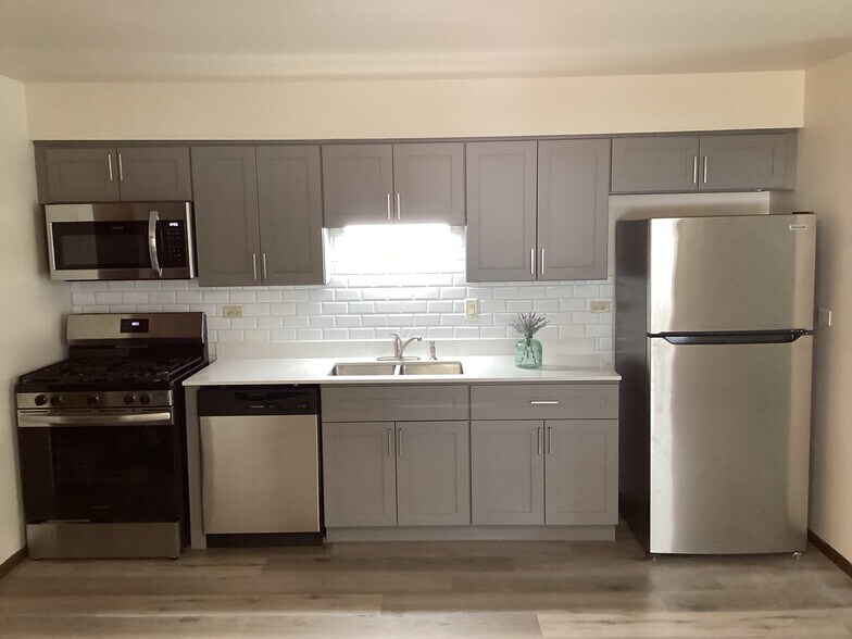 Building Photo - 9839 Ridgeland Ave