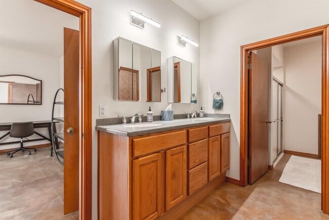 Building Photo - 2551 Spring Valley Dr