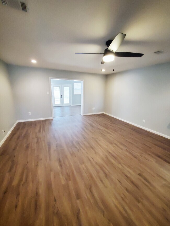 Large main living room with recessed lighting and ceiling fan. - 37438 Meadowview Dr