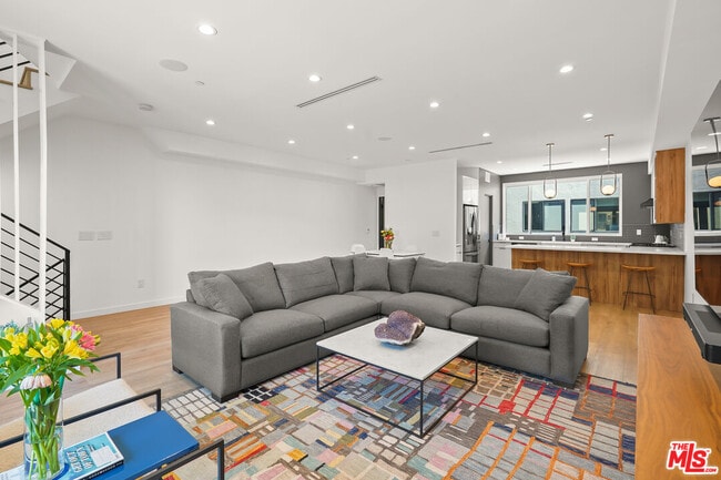 Building Photo - 926 N Ridgewood Pl