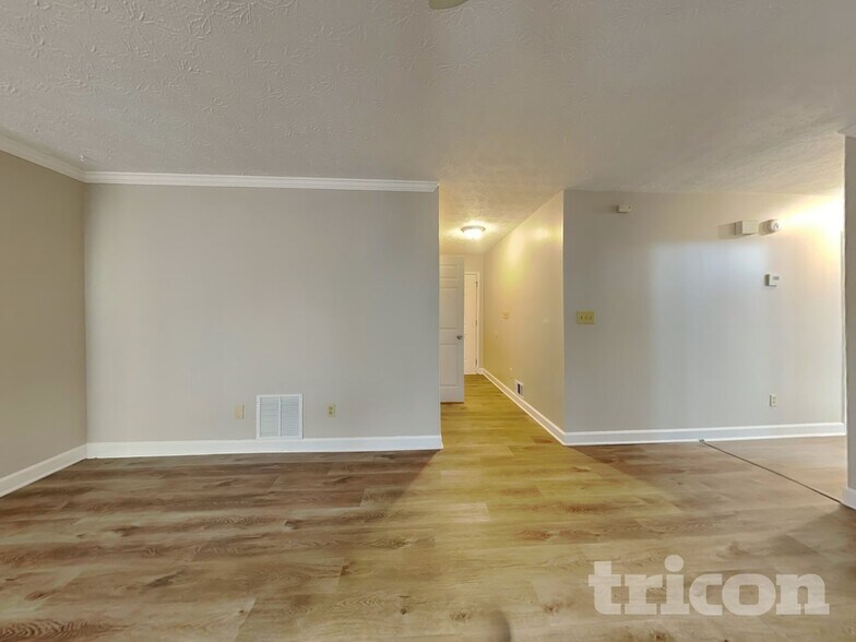 Building Photo - 605 Lake Dr SW