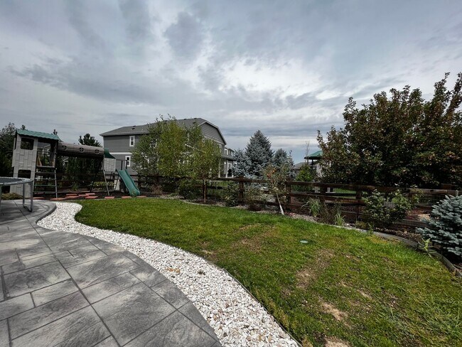 Building Photo - Spacious 5 Bed 3.5 Bath with Modern Upgrades!