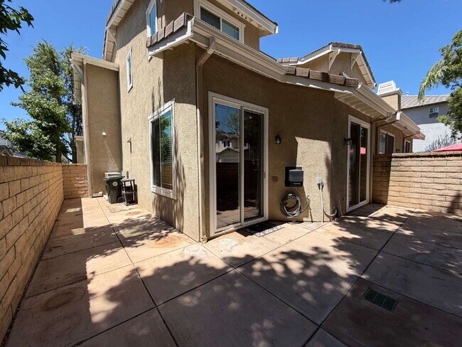 Building Photo - Beautifully Updated End-Unit Townhome in Valencia's Montana Community — No Rear Neighbors!