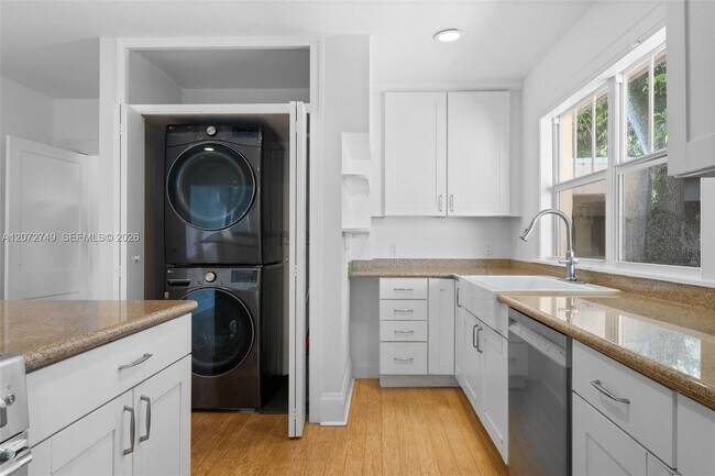Building Photo - 2521 Inagua Ave