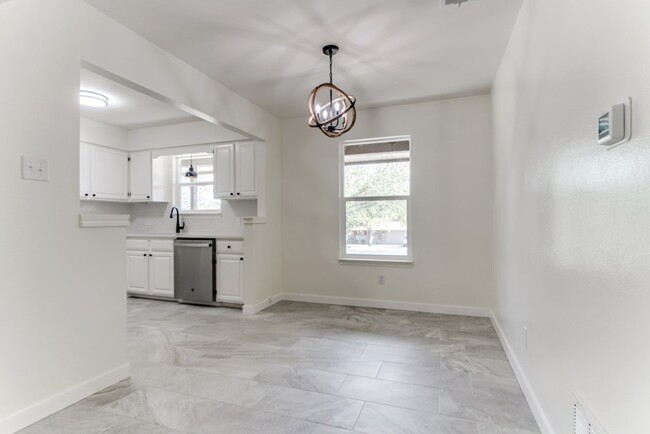 Building Photo - 218 Skyview Dr