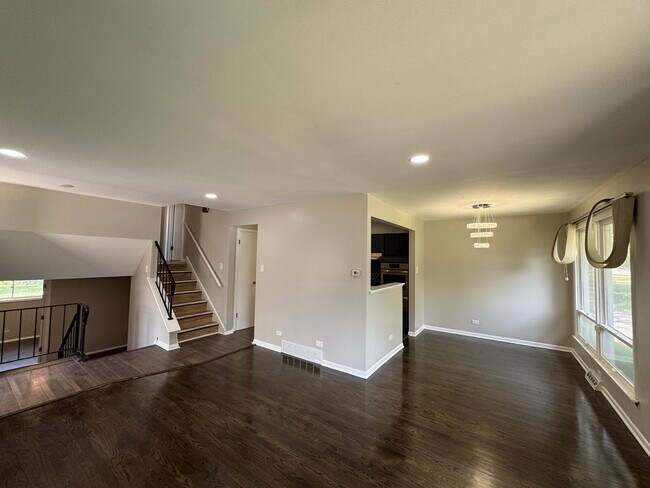 Building Photo - 15300 Harper Ave