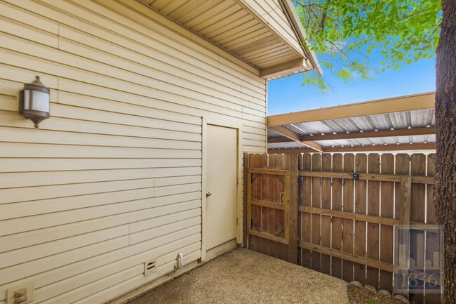 Building Photo - 8400 Jamestown Dr