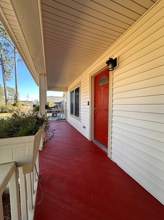Building Photo - Newly Renovated 3 bedroom home in the heart of Miramar Beach!