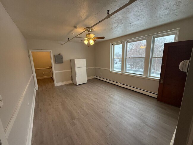 Building Photo - 423 Pelham St