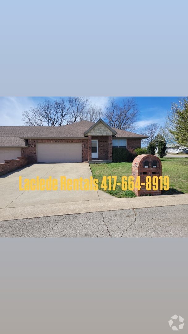 Building Photo - 2 bedroom 2 bathroom duplex with garage fo...