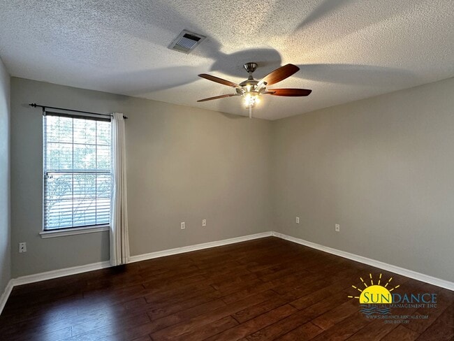 Building Photo - Spacious 3-Bedroom Home in FWB in between Eglin & Hurlburt Bases!