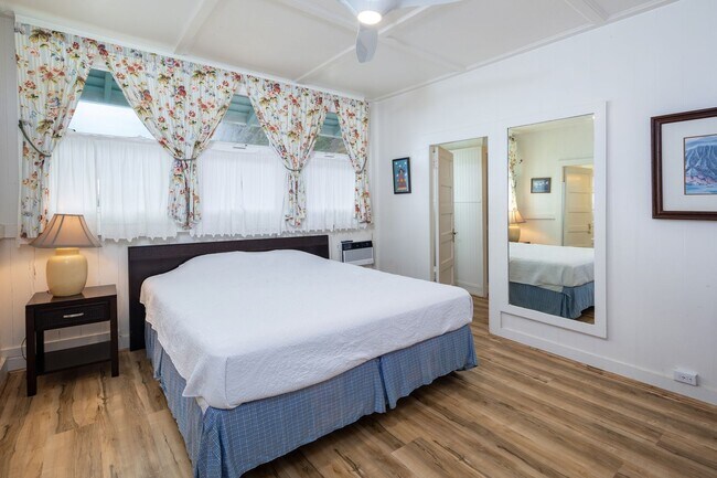 Building Photo - Casual Beach Front 3 Bedroom, 2 Bath Home ...