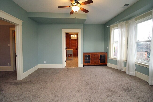 Building Photo - 4033 SE Hawthorne Blvd