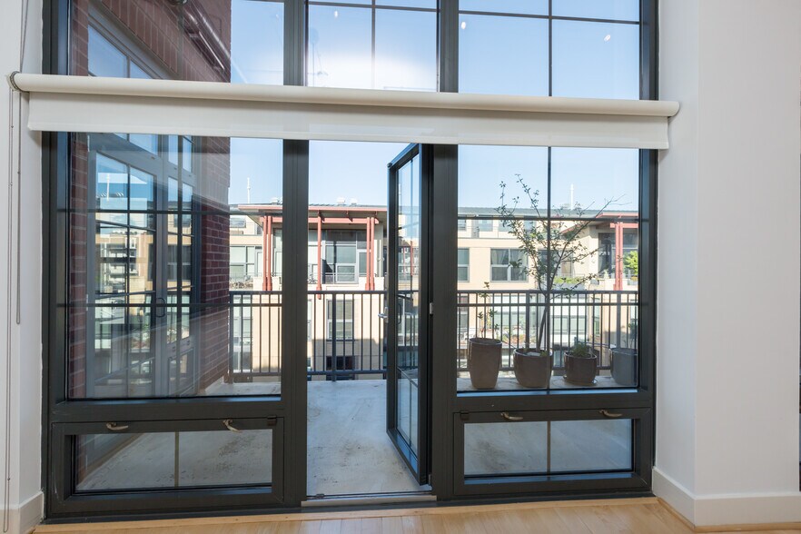 Terrace Floor 1 - 2328 Champlain St NW