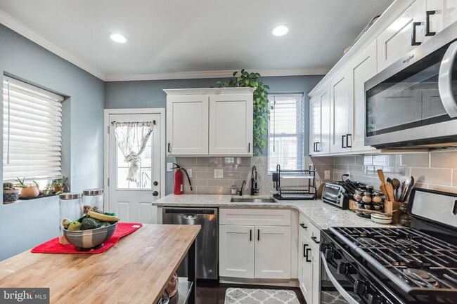 Building Photo - 5454 W Berks St