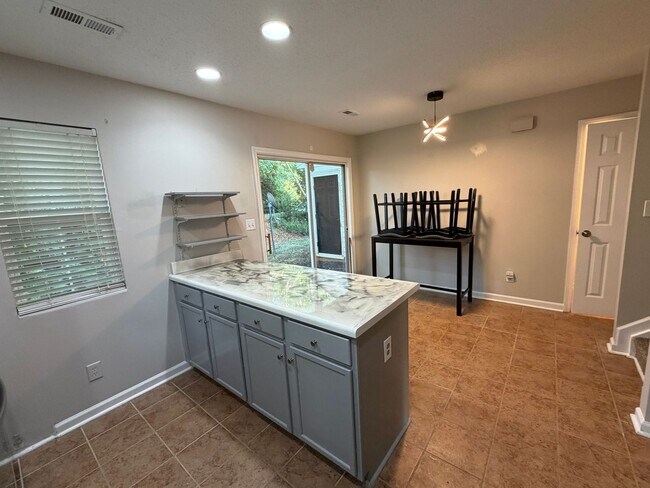 Building Photo - Beautiful 3-bedroom, 2.5-bathroom townhome