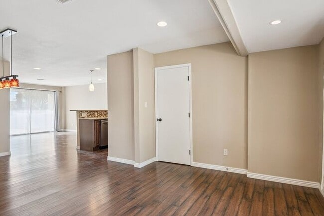 Building Photo - Cozy 2-bedroom, 1.5-bath townhome