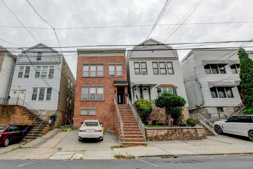 Building Photo - 572 Liberty Ave