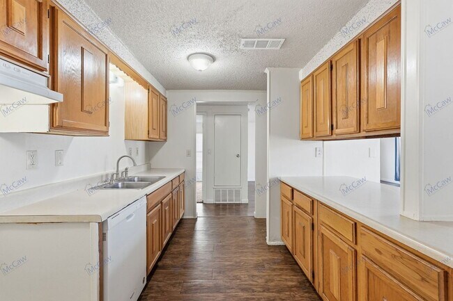 Building Photo - 14614 Seminole Dr