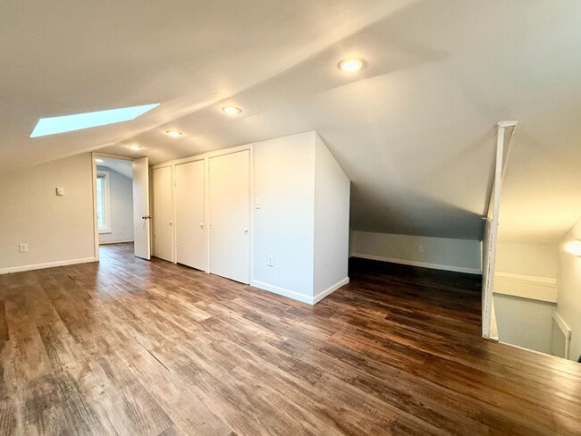 Building Photo - 52 Beers St