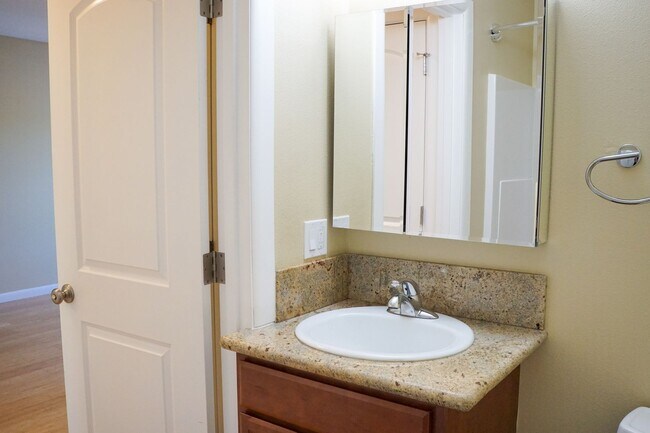 Building Photo - 1-Bed w/Beautiful Kitchen & Off-Street Par...